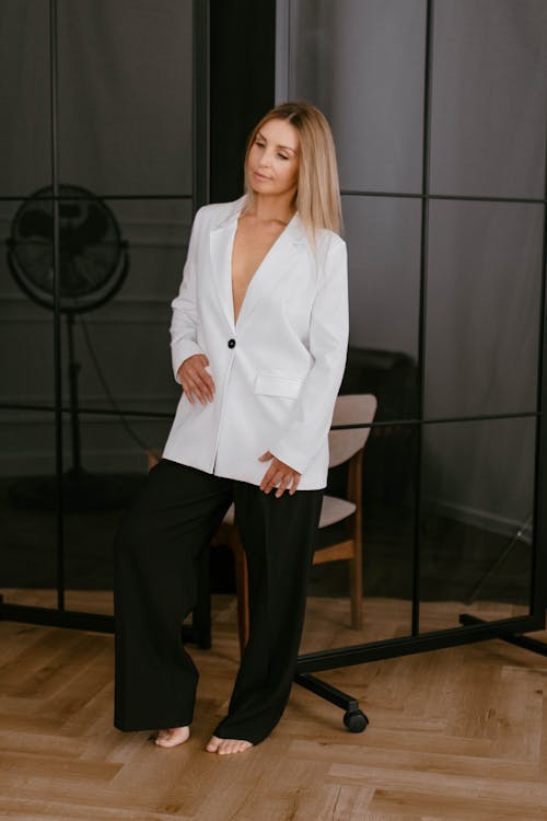 Fotos de stock gratuitas de chaqueta blanca, de pie, elegancia