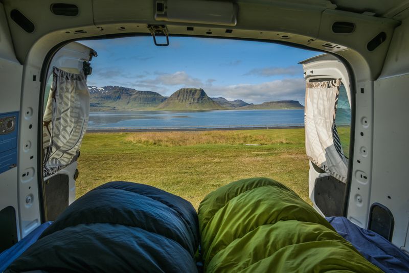 Interior de una autocaravana con vistas al valle