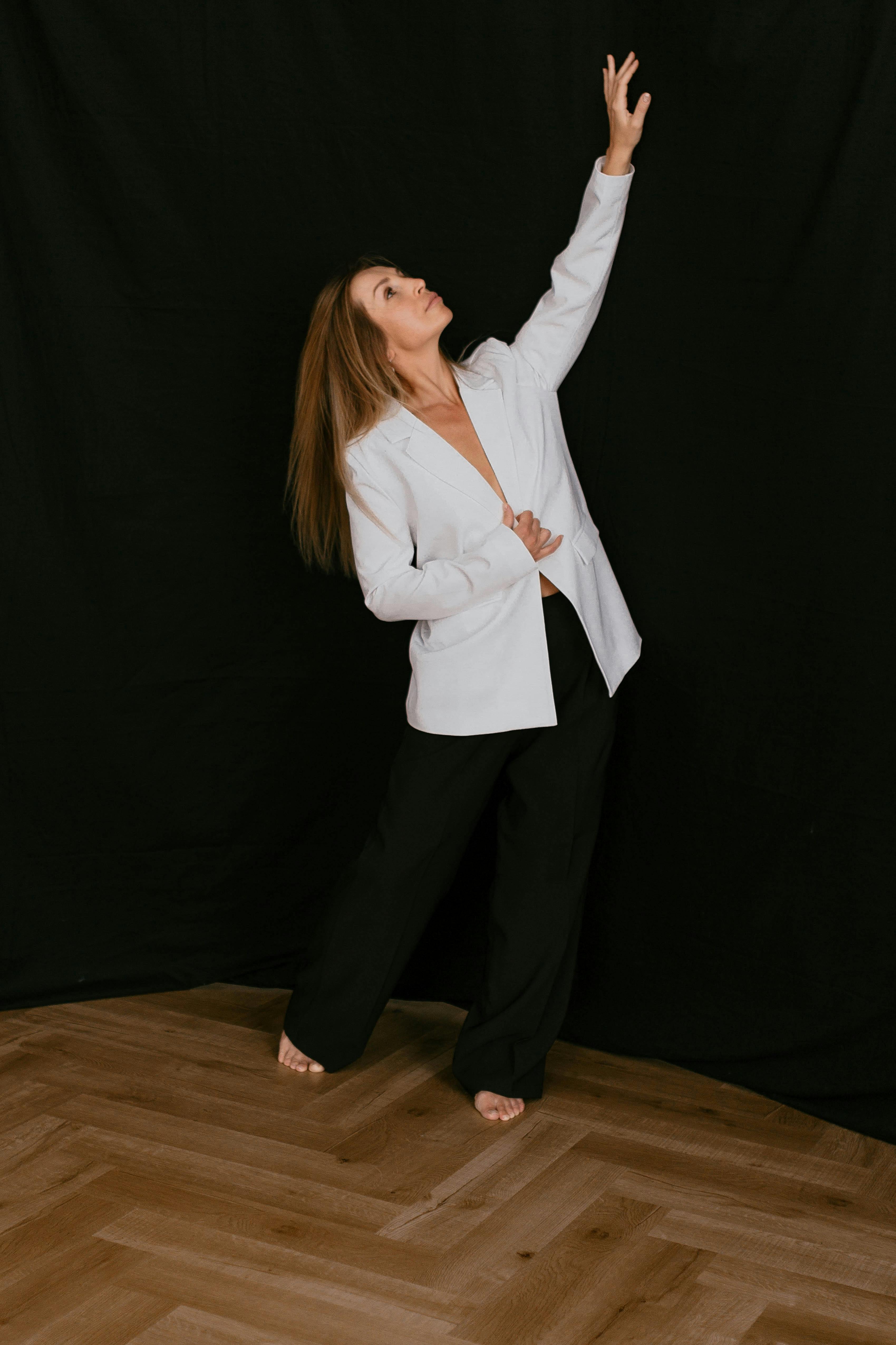 Model Posing in Black and White · Free Stock Photo