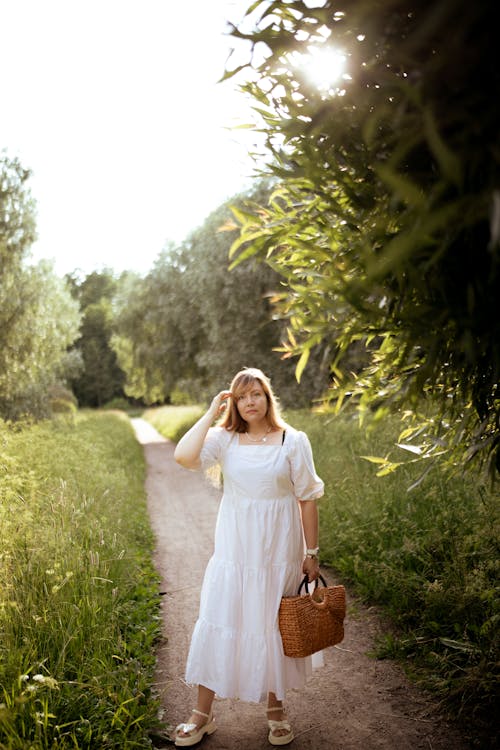 Základová fotografie zdarma na téma bílá letní šaty, držet, fixující vlasy