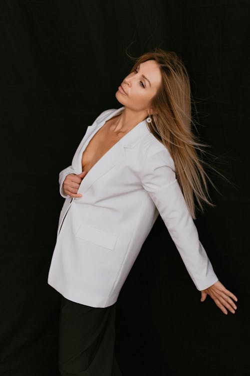 Бесплатное стоковое фото с белый пиджак, блондинка, вертикальный выстрел