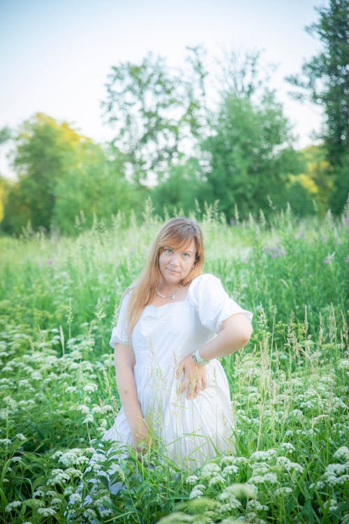 Kostenloses Stock Foto zu außerorts, blumen, lange haare