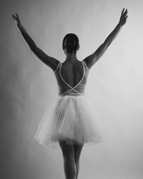 Foto d'estoc gratuïta de Ballarí de ballet, blanc i negre, braços aixecats