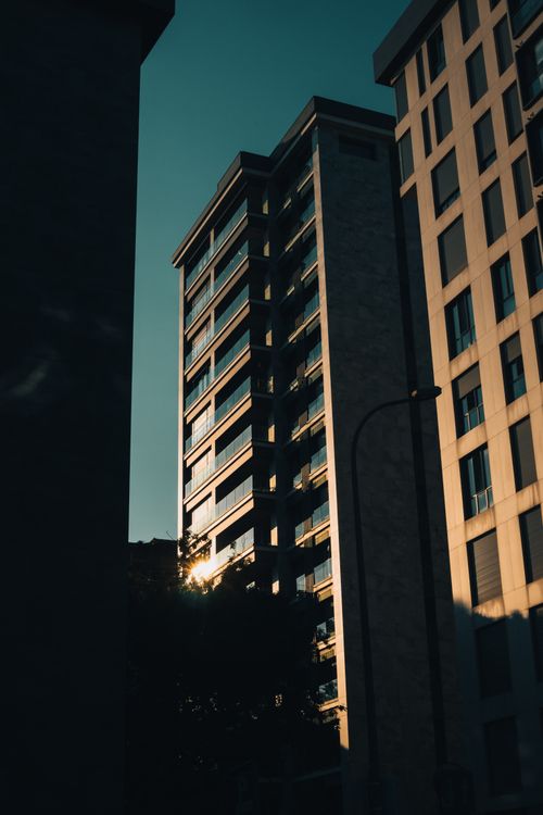Free Sunlight striking a high-rise apartment building in Istanbul creates a dramatic urban scene. Stock Photo