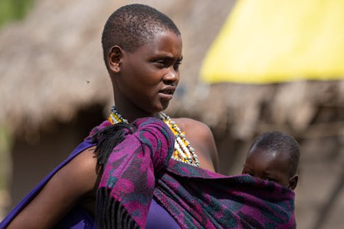 Foto profissional grátis de criança, maasai, mãe