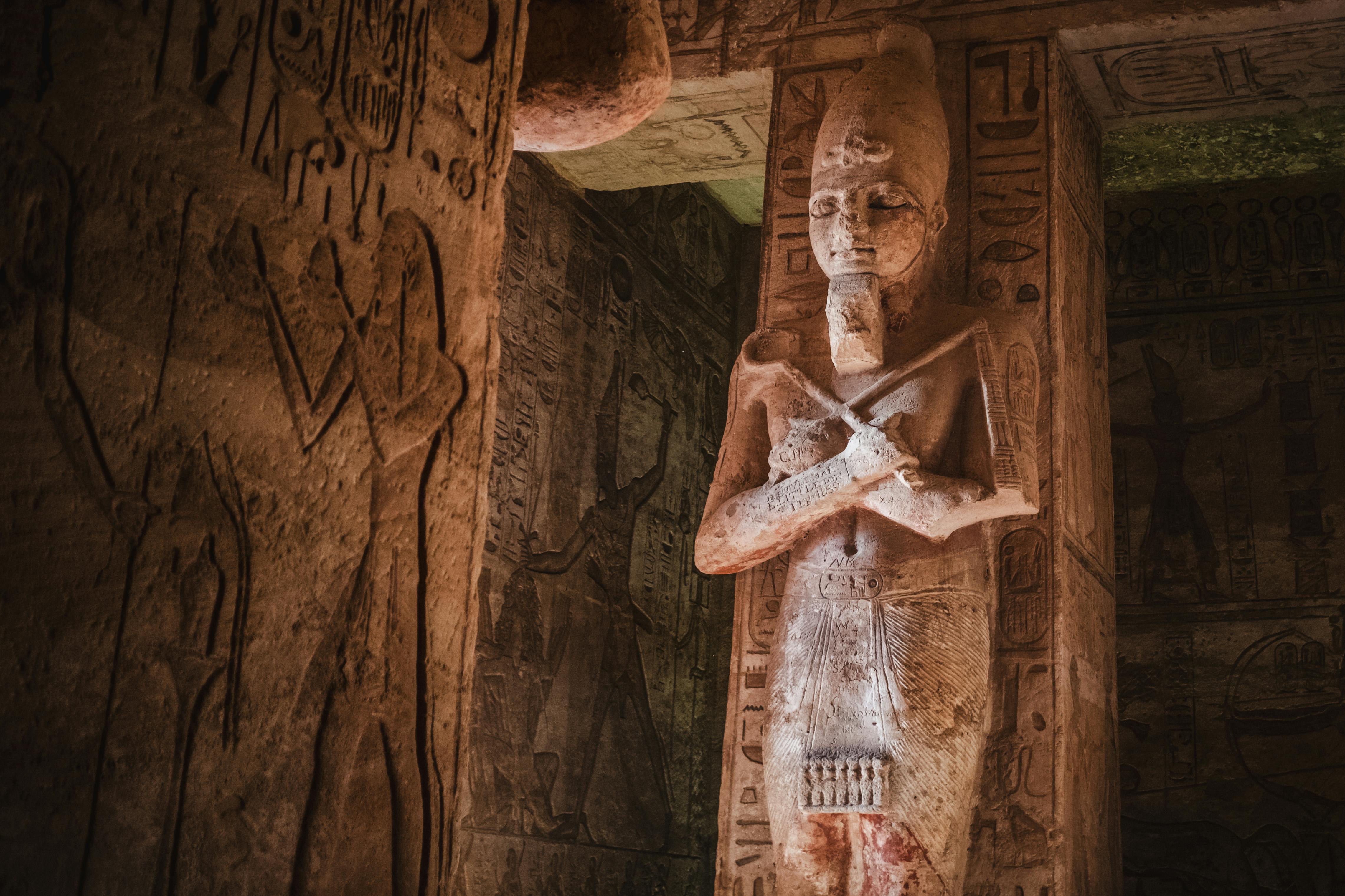 Intricate carvings and sculptures from an ancient Egyptian tomb in Giza, Egypt. - Alejandría