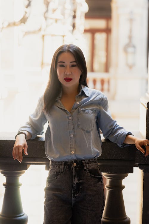 Kostnadsfri bild av asiatisk kvinna, elegans, jean skjorta