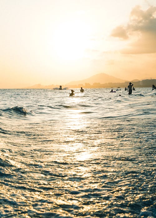Fotobanka s bezplatnými fotkami na tému chôdza vo vode, horizont, more