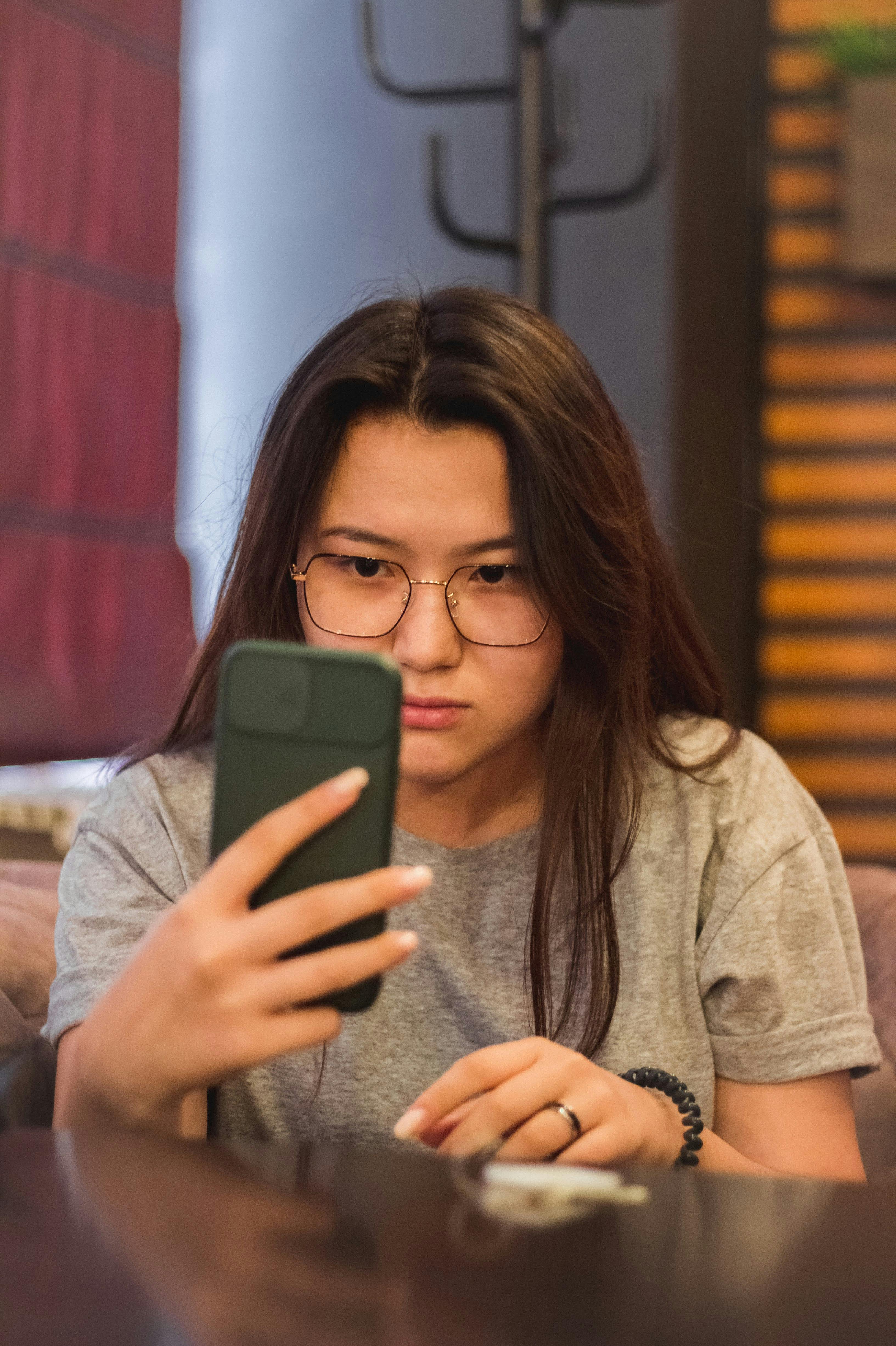 Miễn phí Ảnh lưu trữ miễn phí về am hiểu công nghệ cao, áo thun xám, bàn Ảnh lưu trữ