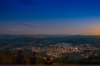 在一个宁静的夜晚，俯瞰巴西兰巴里，城市灯光与宁静的风景尽收眼底