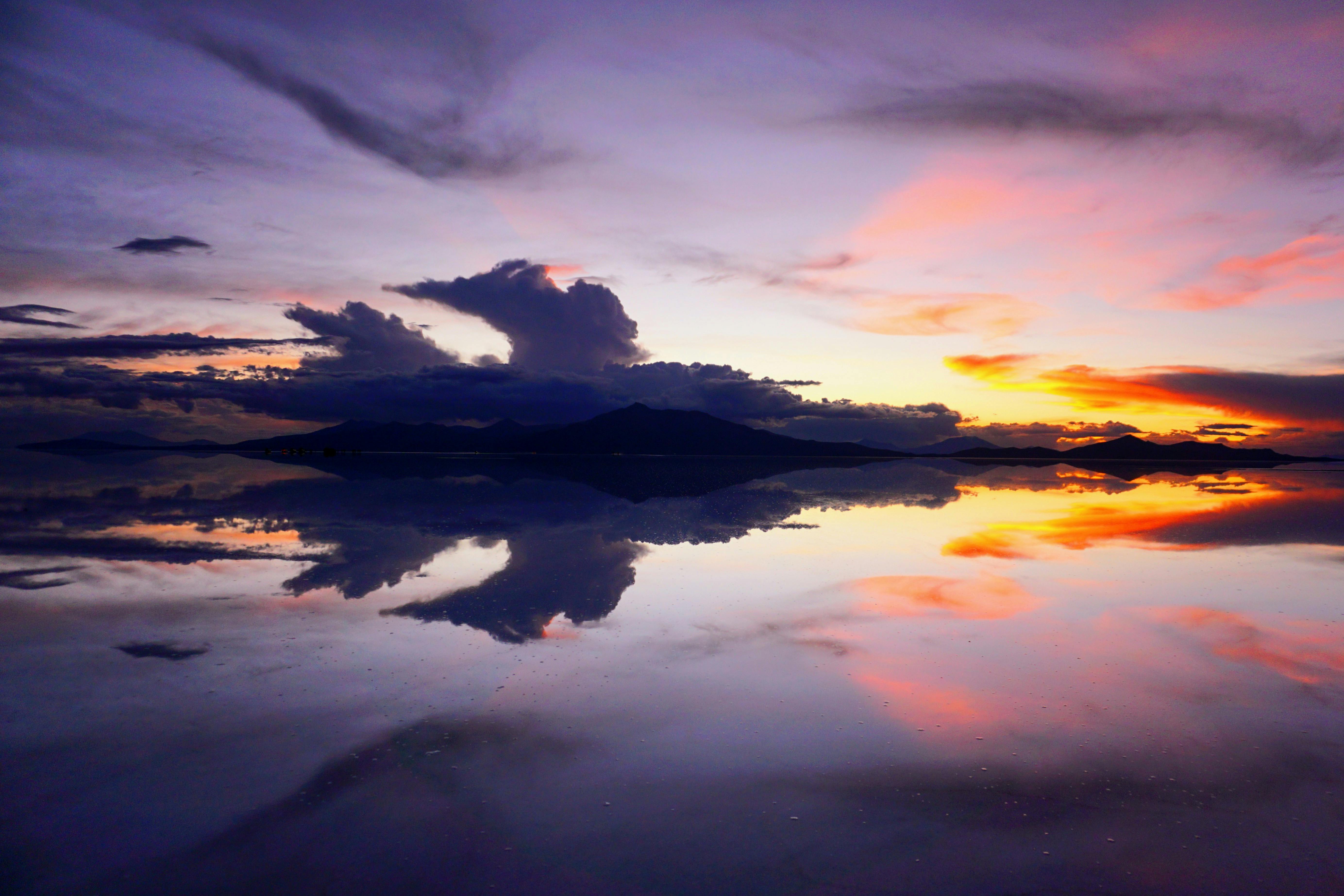 ウユニ塩湖 ゴールデンアワー シルエットの無料の写真素材