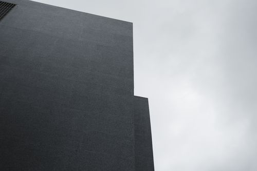 Free A striking minimalist facade in Istanbul contrasts against a cloudy sky. Stock Photo