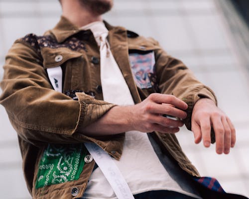 Kostenloses Stock Foto zu braune jacke, mann, modefotografie