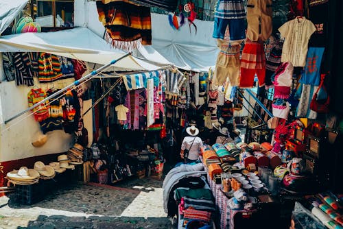 Exposição De Roupas Em Cores Variadas Na Rua