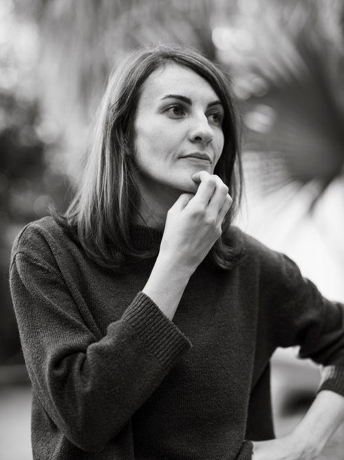 Free A contemplative black and white portrait of a woman captured outdoors, reflecting emotions. Stock Photo