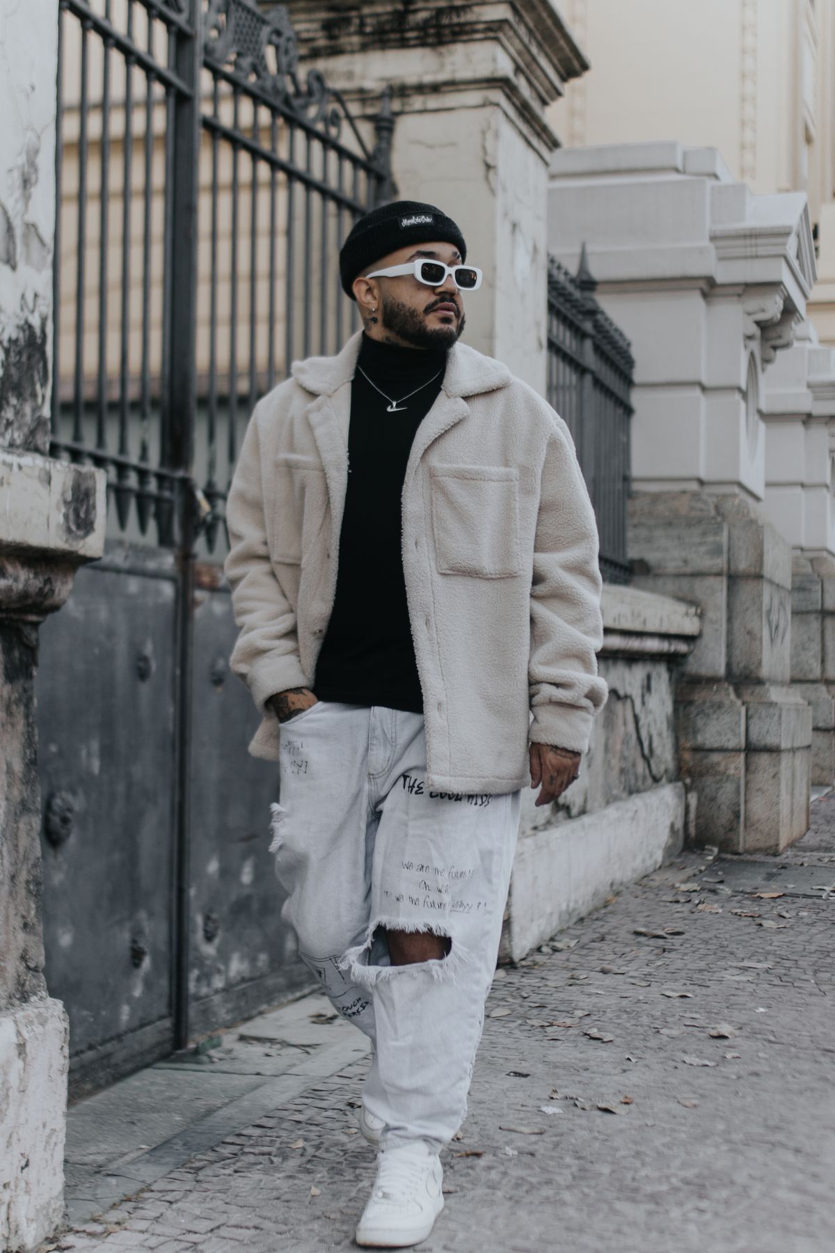 Một bạn nam mặc outfit streetwear với hoodie oversize và quần cargo