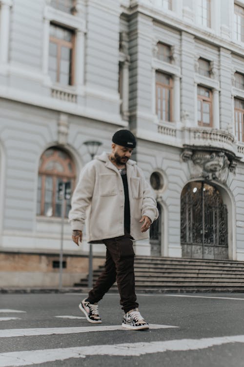 Foto profissional grátis de andando, casaco, chapéu
