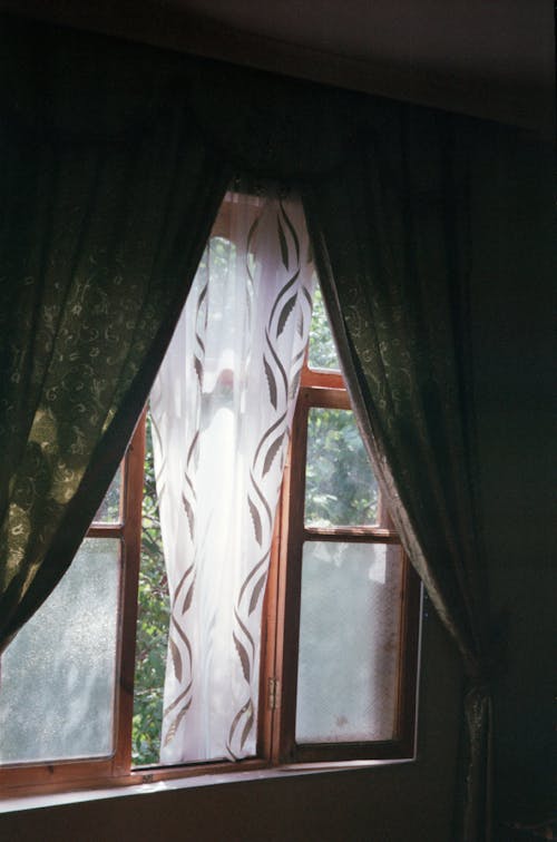 Darmowe zdjęcie z galerii z ciemny, okna, pionowy strzał