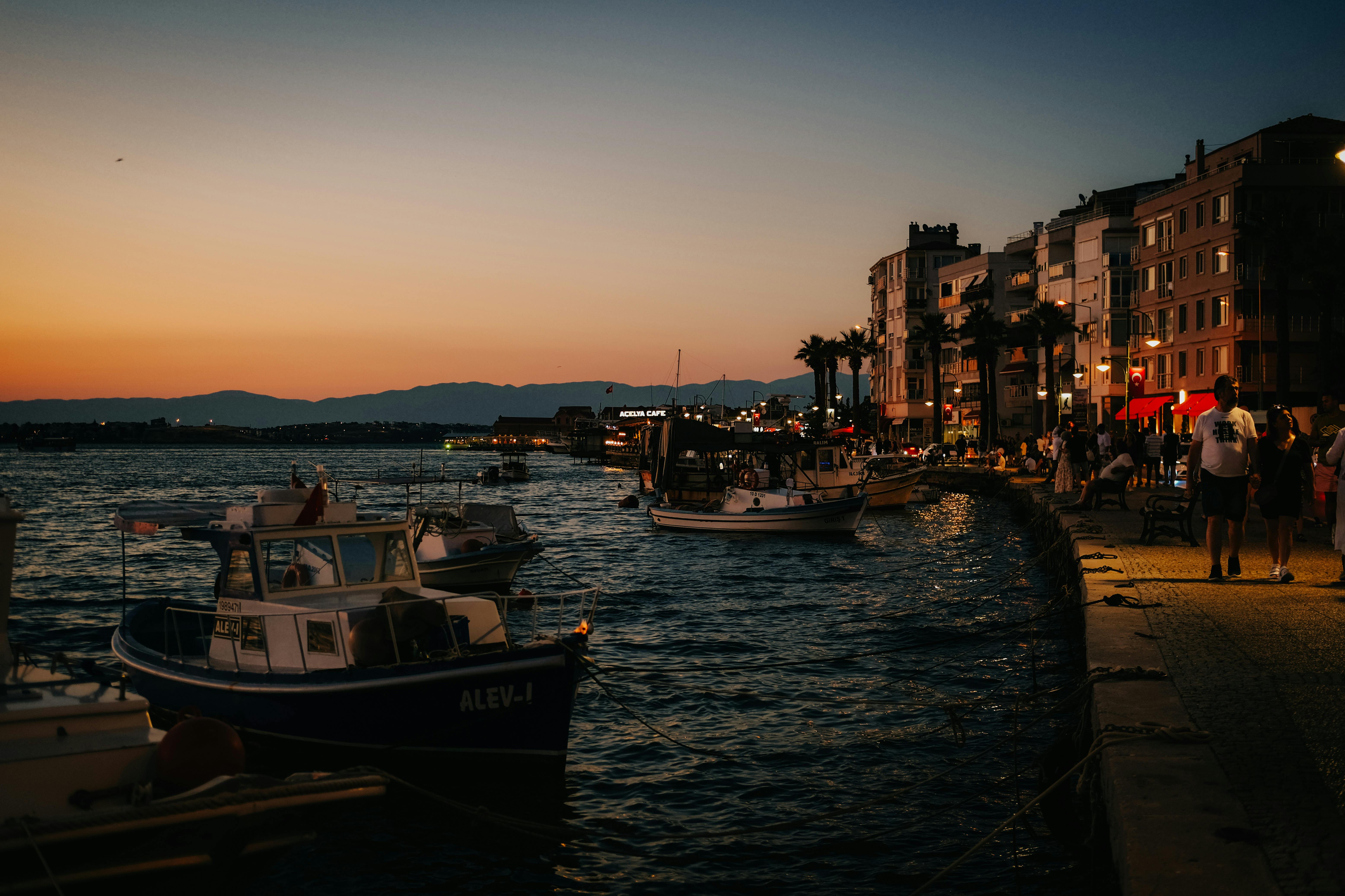 有关türkiye的, 人, 休閒, 假期, 傳統, 反射, 土耳其, 地中海, 城市, 城鎮, 夏天, 夜生活, 天空, 島, 巴勒克埃西尔,  巴勒克西尔, 帆船, 建築, 戶外, 旅行, 旅遊, 日落, 晚間, 景觀, 歐洲, 步行, 歷史的, 水邊, 波特酒, 浪漫的, 海, 海岸,