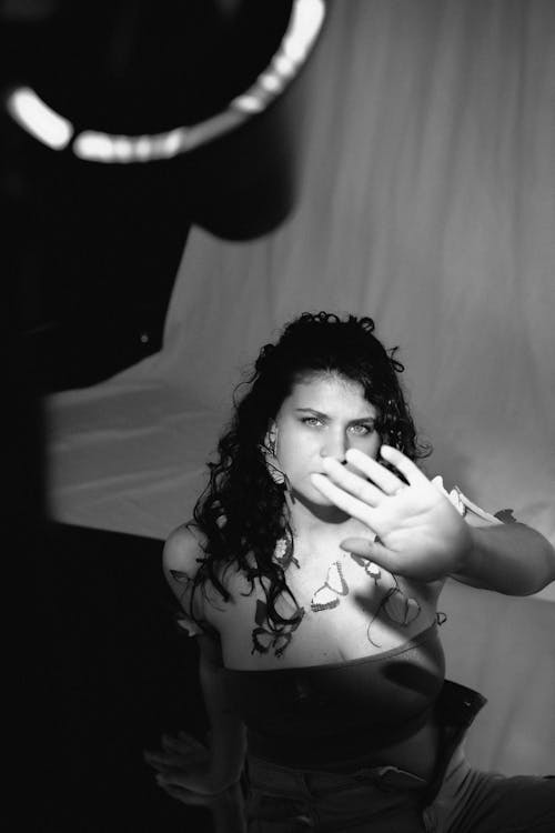 Gratuit Imagine de stoc gratuită din alb-negru, blocând lumina, femeie Fotografie de stoc