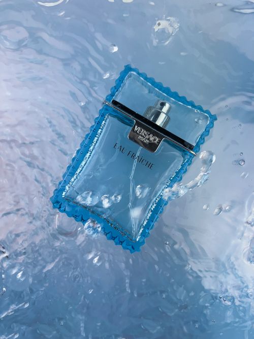 Free Stylish perfume bottle submerged in water, showcasing luxury and elegance. Stock Photo