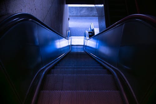 Kostnadsfri bild av ledstänger, ljus, rulltrappa