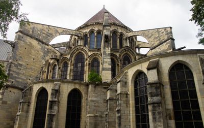 Explorez le design gothique médiéval de la Basilique Saint Remi à Reims, France.