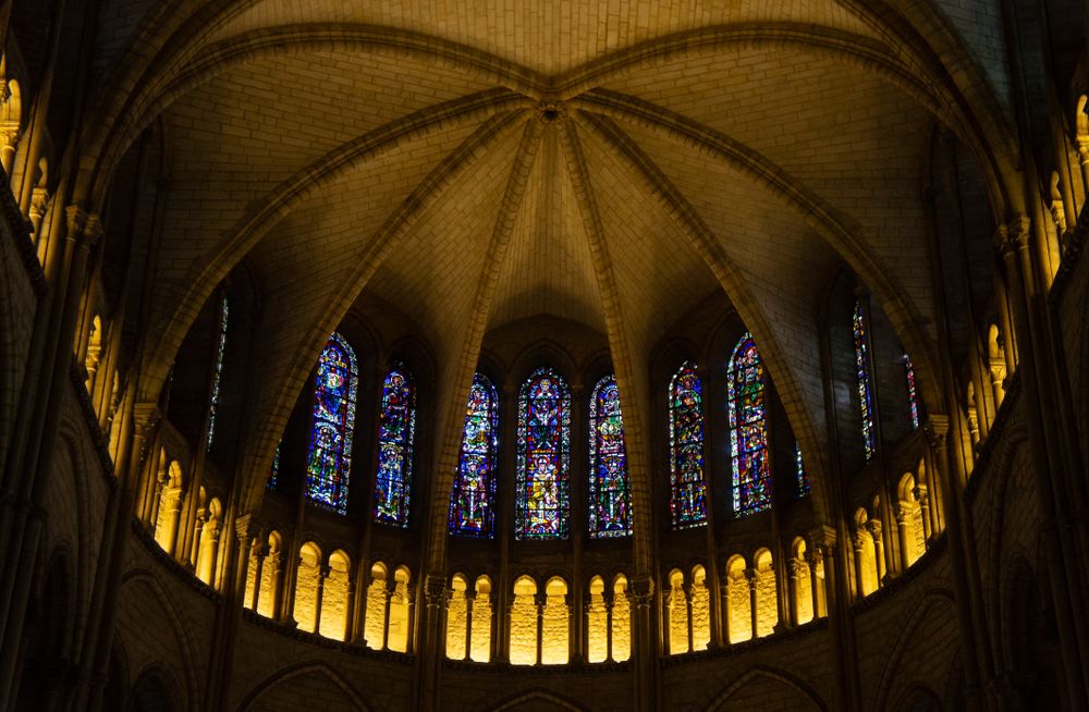 Interiorul gotic al catedralei din Reims, cu nava înaltă și vitralii