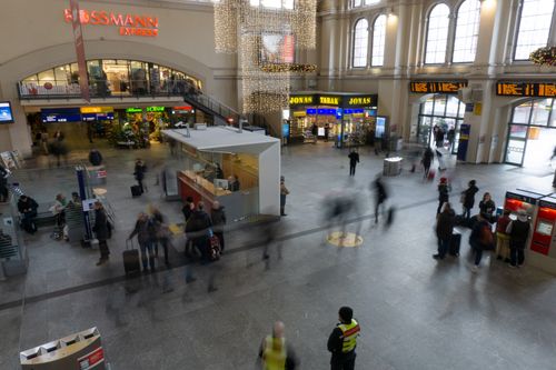 Free A bustling train station with blurred commuters, showcasing movement and travel. Stock Photo