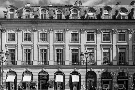 Classic black and white photo of a vintage Parisian building, showcasing architectural beauty.