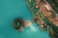 从上方探索武吉贝西郁郁葱葱的景观和碧绿的海水，捕捉其自然之美和充满活力的色彩