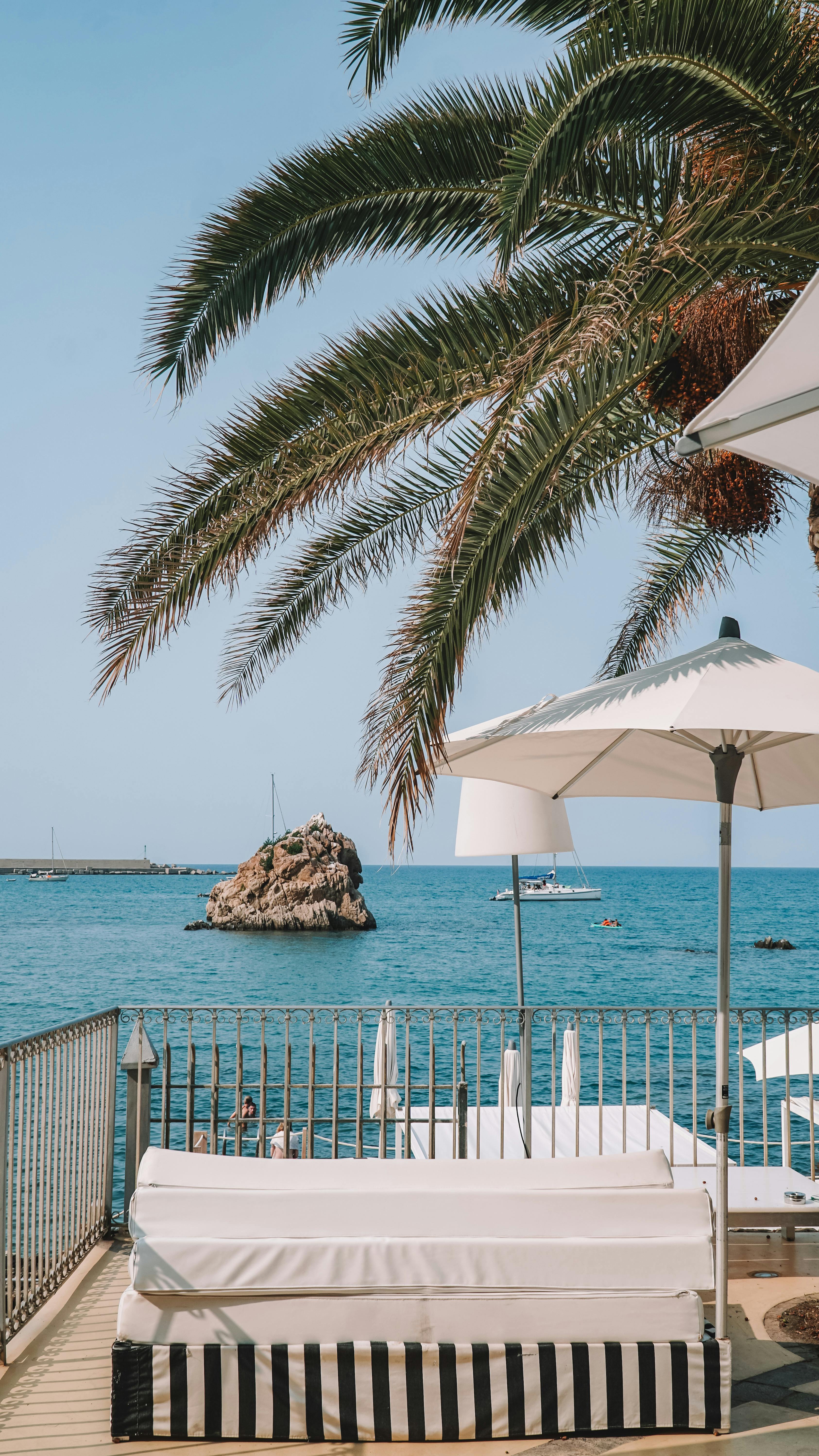 在西西里岛切法利尼亚的舒适露台上欣赏海景，是暑假的理想选择