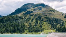 郁郁葱葱的绿化和电线，以及令人惊叹的山地景观，非常适合自然爱好者