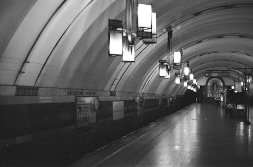 Foto d'estoc gratuïta de andana de l estació de tren, blanc i negre, estació del metro