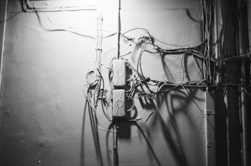 Foto d'estoc gratuïta de blanc i negre, cables, caos