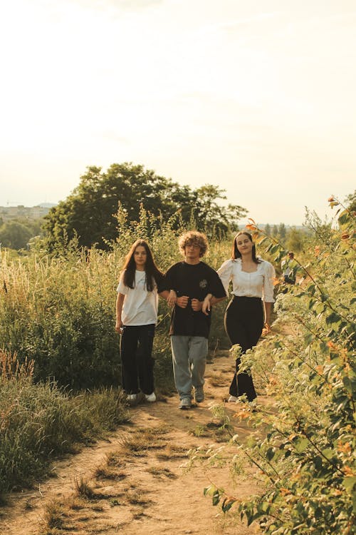 Kostenloses Stock Foto zu außerorts, feldweg, frauen