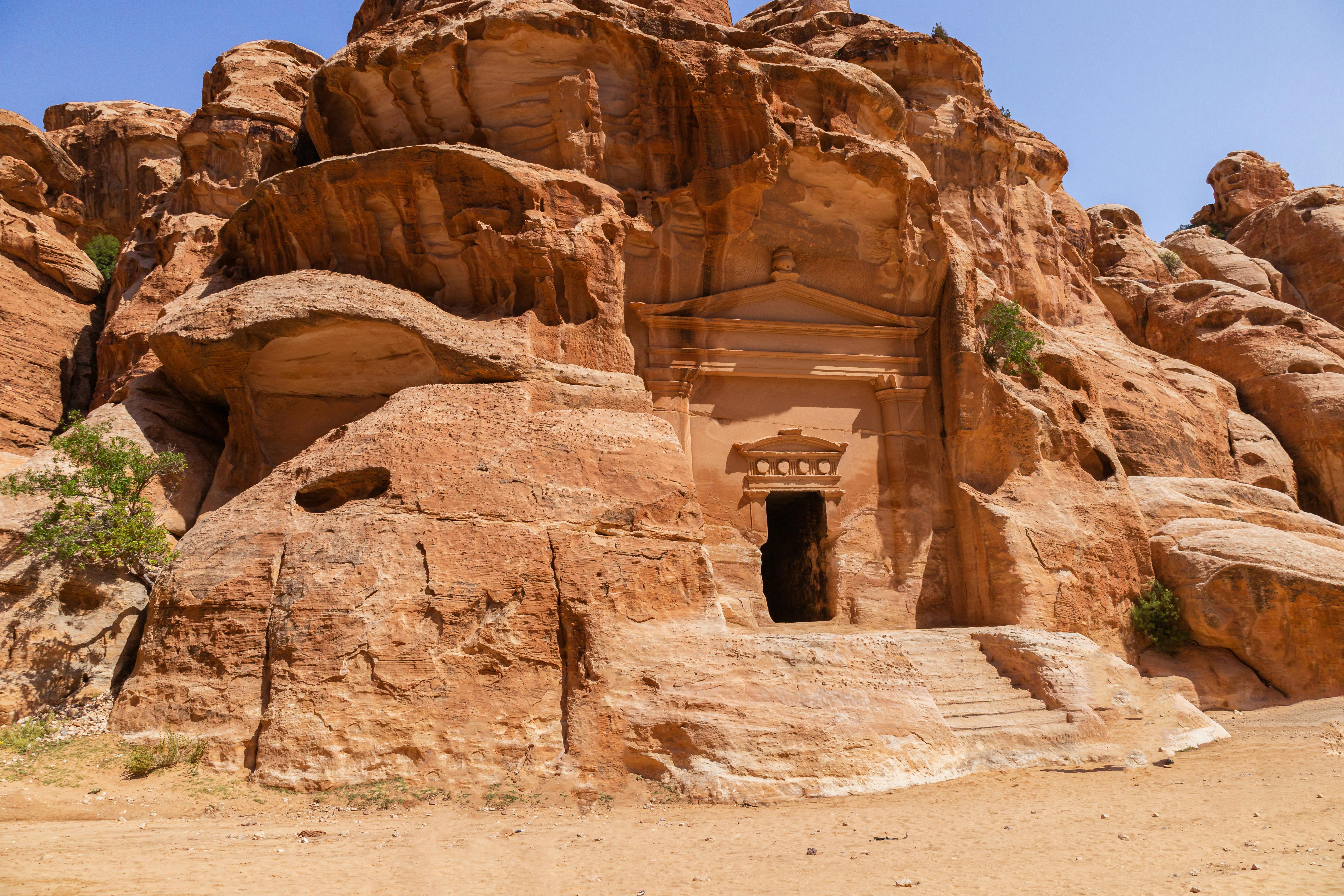 Explore the carved rock architecture at Petra, a historic site in Jordan. - Ammán