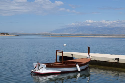 Безкоштовне стокове фото на тему «Водний транспорт, водойма, гори»