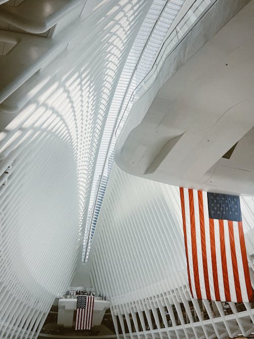 Foto d'estoc gratuïta de arquitectura moderna, banderes, bóveda