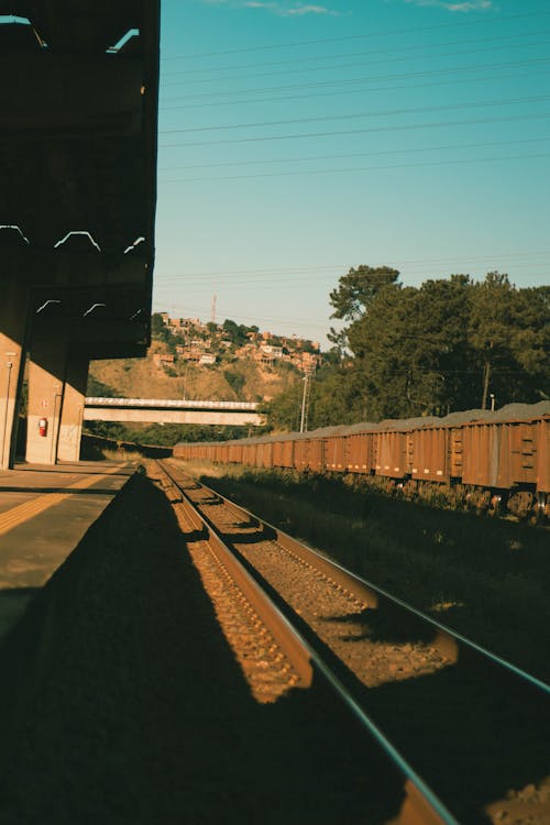Demir yolu, deniz mavisi, tren istasyonu içeren Ücretsiz stok fotoğraf