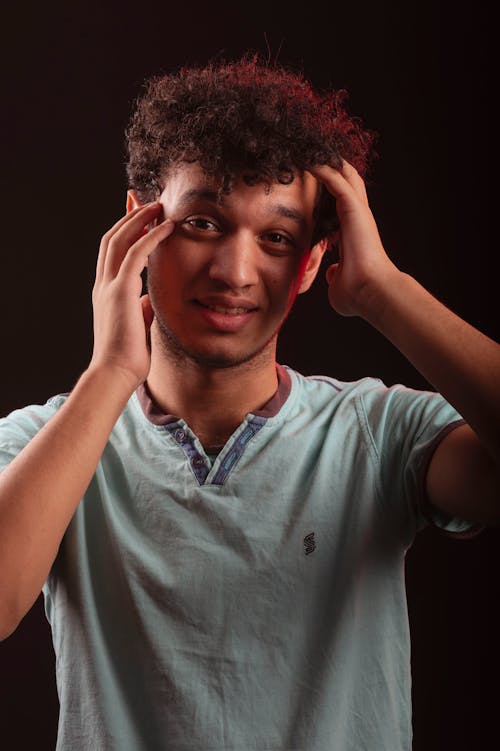 Foto profissional grátis de adolescente, cabelo cacheado, camiseta