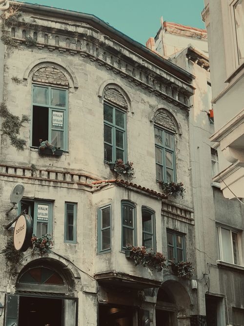 Free A vintage facade in Istanbul showcasing urban decay and architectural charm. Stock Photo