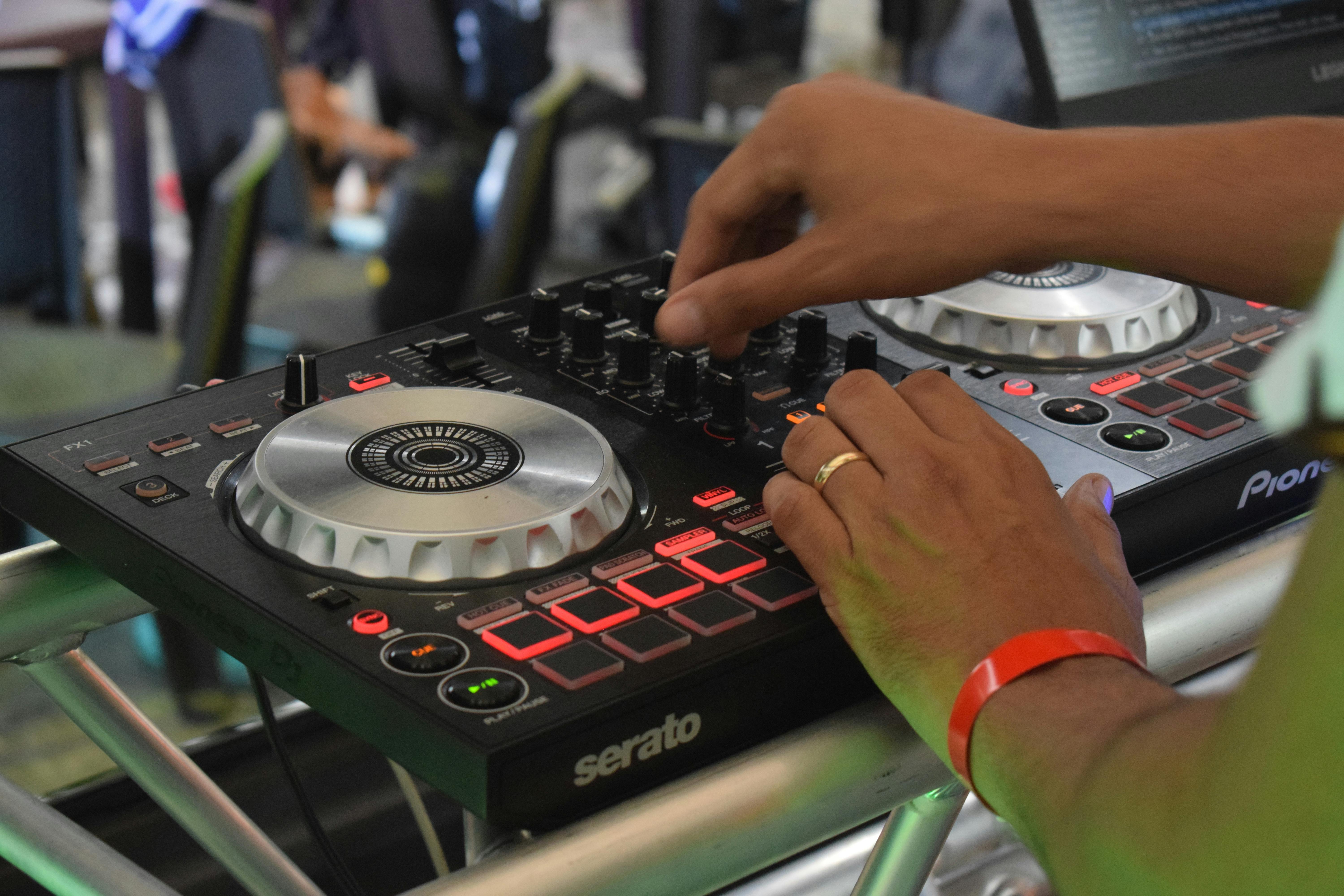 Qué se necesita para iniciarse como DJ en 2025