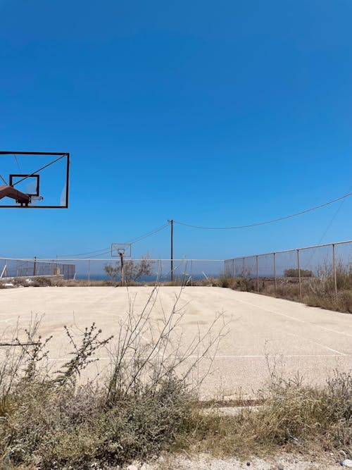 Foto profissional grátis de abandonado, anel de basquete, quadra de basquete