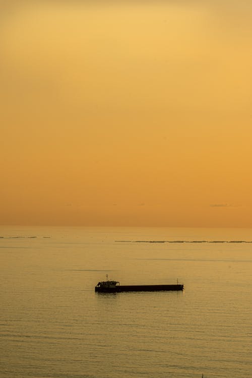 Foto profissional grátis de céu amarelo, horizonte, mar