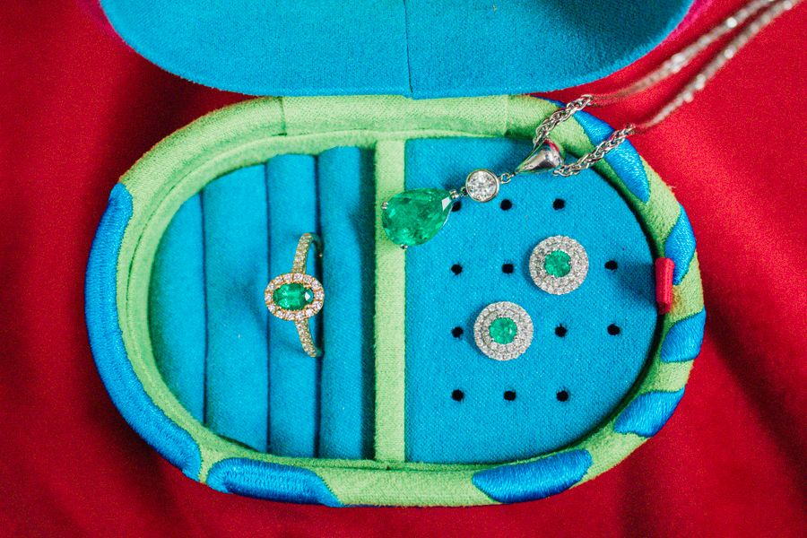 Fijne juwelen met gekleurde edelstenen