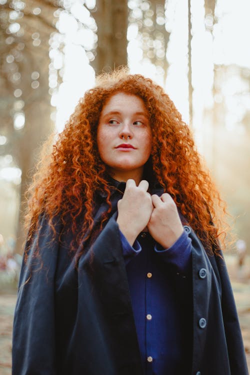 dikey atış, Kadın, kızıl saçlı içeren Ücretsiz stok fotoğraf