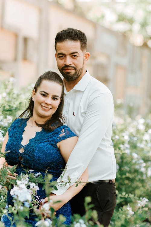 Foto profissional grátis de abraçando, camisa, casal