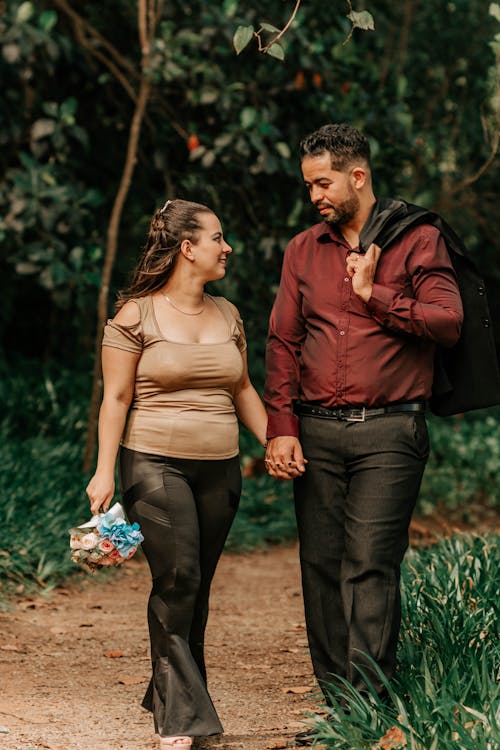 Fotos de stock gratuitas de caminando, camisa, cogidos de la mano