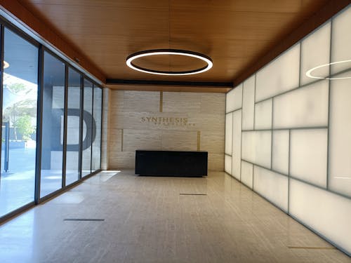 Fotos de stock gratuitas de diseñador de interiores, interior del edificio, ropa corporativa